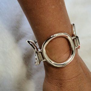 Pretty chic round silver loop bracelet